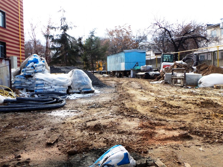 Жёлтые газовые трубы взметнулись по фасаду вверх на крышу
