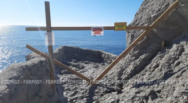 Новости Крыма - Туристы игнорируют предупреждения и гуляют по опасному маршруту в Крыму